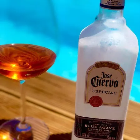 The Summer Pink House * Lakhania